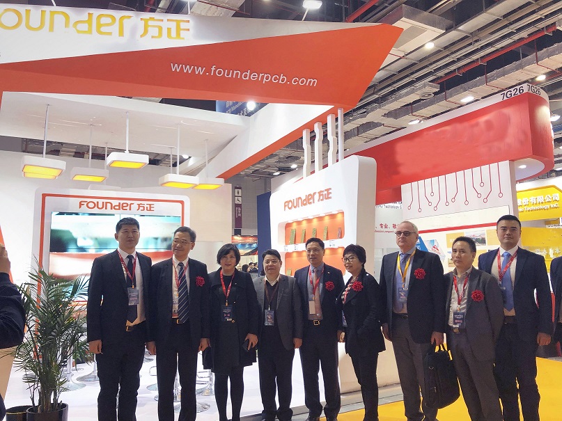 15542721501246.jpg 配圖:專(zhuān)家代表前來(lái)方正PCB展臺參觀(guān).jpg